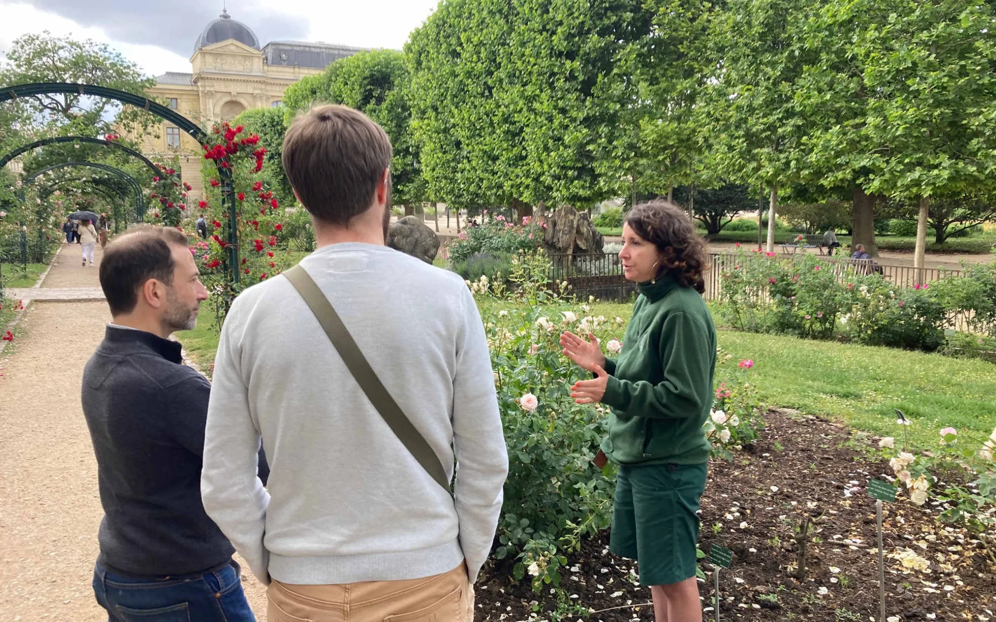 La rosiériste du Jardin échange avec des visiteurs.
