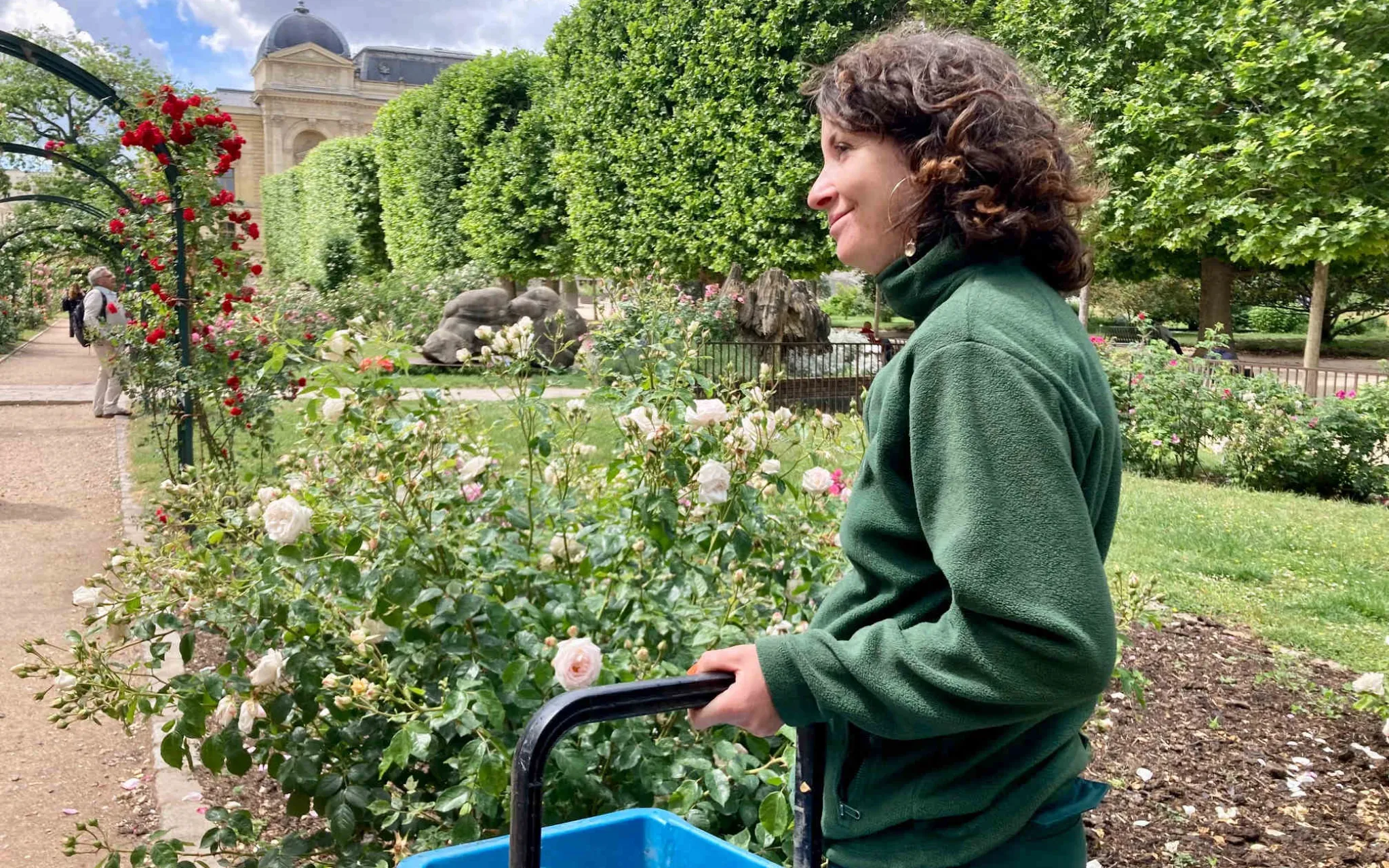 Portait de Clémence Dechezelle, rosiériste au Jardin des Plantes de Paris.
