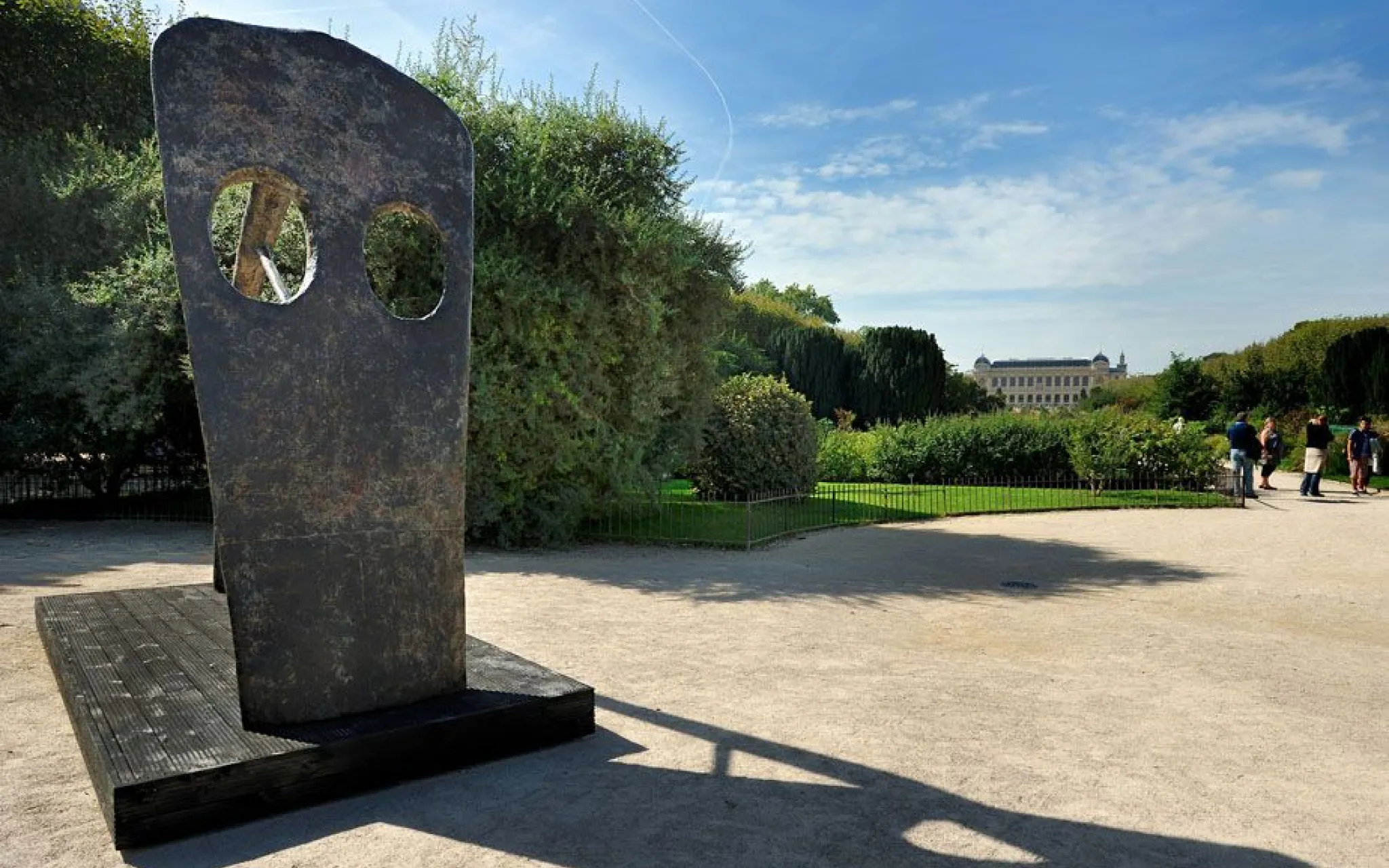 Large Horse. Une œuvre de William Turnbull, 1990. FIAC Hors les murs, Jardin des Plantes, MNHN, 2013 © Marc domage