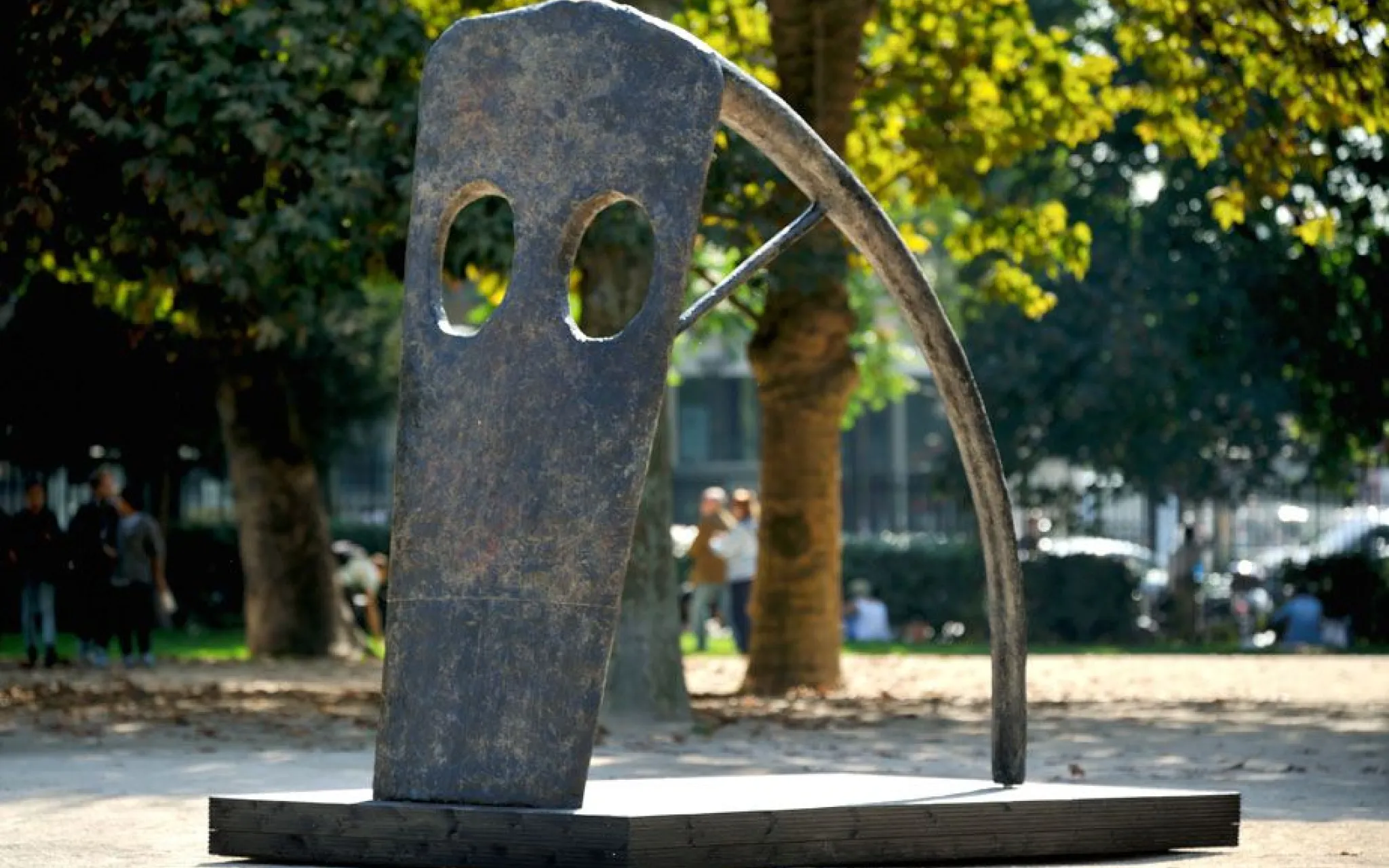 Large Horse. Une œuvre de William Turnbull, 1990. FIAC Hors les murs, Jardin des Plantes, MNHN, 2013 © Marc domage