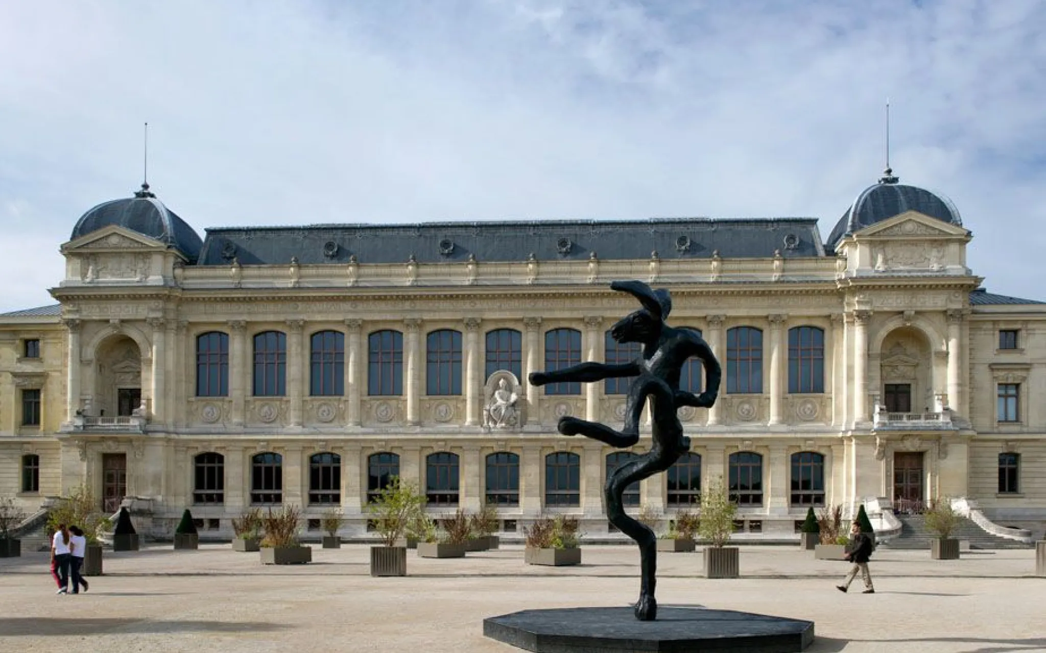 Nijinski Hare. Une œuvre de Barry Flanagan, 1996. FIAC Hors les murs, Jardin des Plantes, MNHN, 2013 © Marc Domage