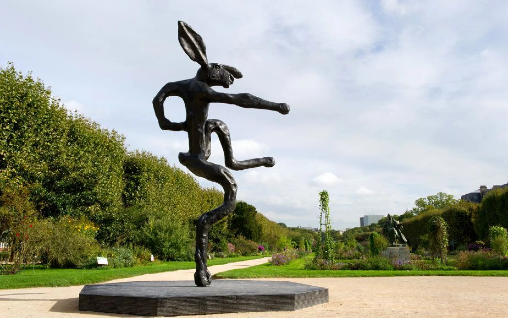 Nijinski Hare. Une œuvre de Barry Flanagan, 1996. FIAC Hors les murs, Jardin des Plantes, MNHN, 2013 © Marc Domage