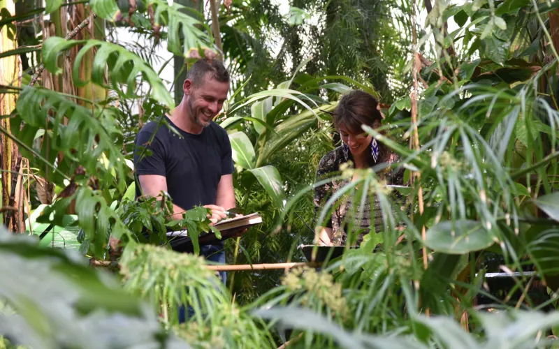 Julien Norwood et Delphine Zigoni en plein travail dans les Grandes Serres