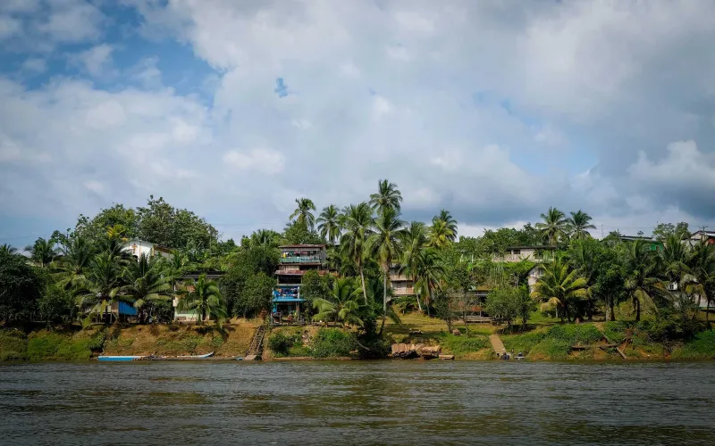 Village sur le bord d'un fleuve en Équateur.