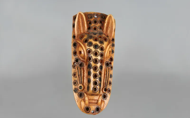 Fixation d'un costume Orufanran en forme de tête de léopard (Nigéria XVII-XIXeme siècle)