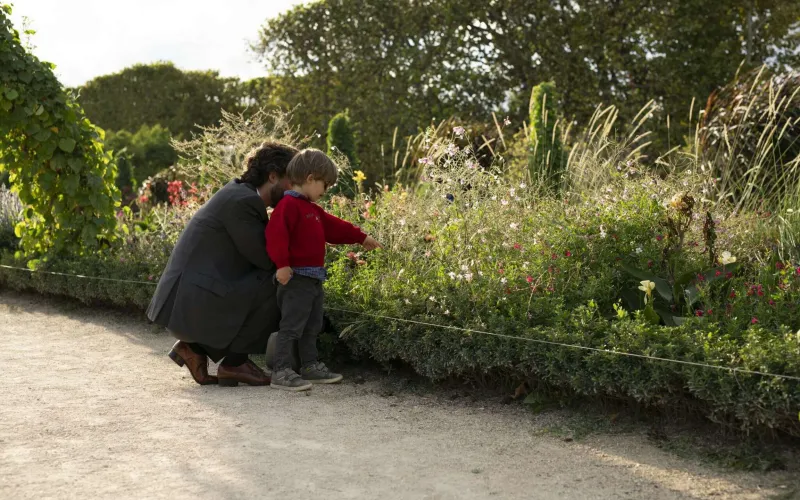 Un enfant visite le Jardin des Plantes