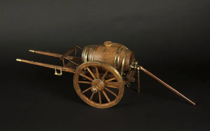 Claude Goéric Lasseigne, Charrette à tonneau : modèle réduit d'instrument agricole de la Collection André Thouin, début du XIXe siècle. Bois de cormier, cuivre, cuir. Cote : MNHN.OA.343
