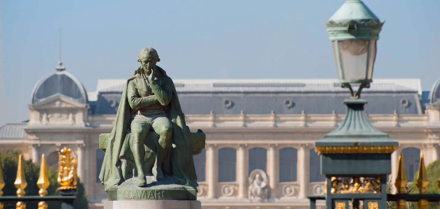 Statue de Lamarck et façade de la Grande Galerie de l’Évolution © MNHN - P. Lafaite