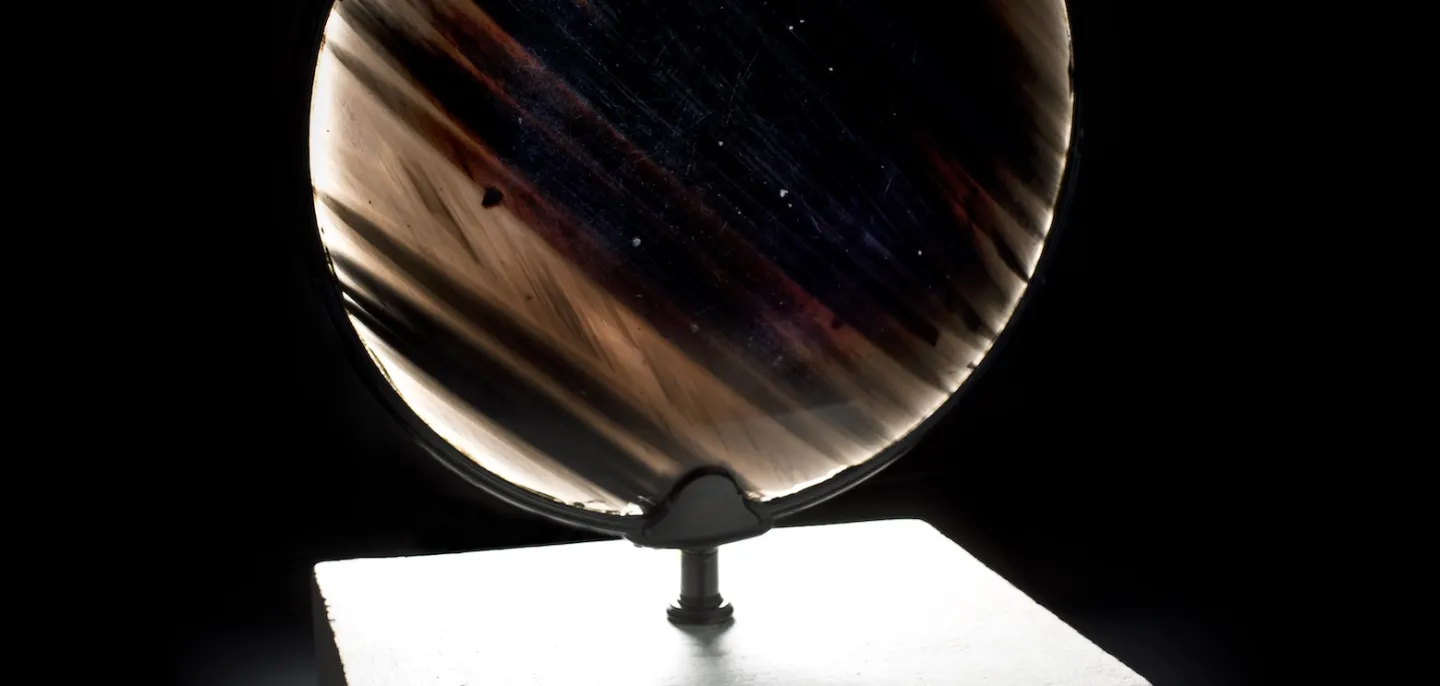 Disque pectoral inca en obsidienne © MNHN Photo d'un disque circulaire en obsidienne