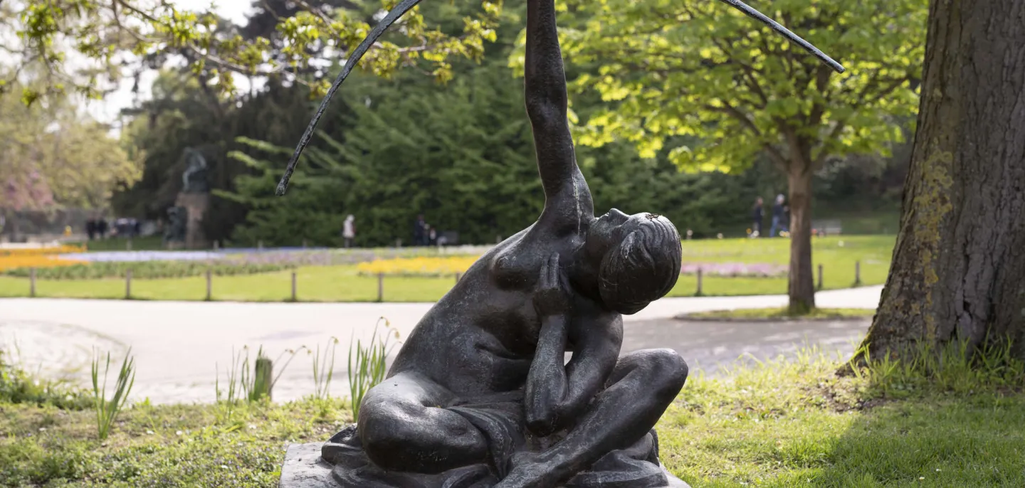 Statue de la Femme à l'arc, de Pierre-Octave Vigoureux, 1922 © MNHN - A. Iatzoura Statue femme archère