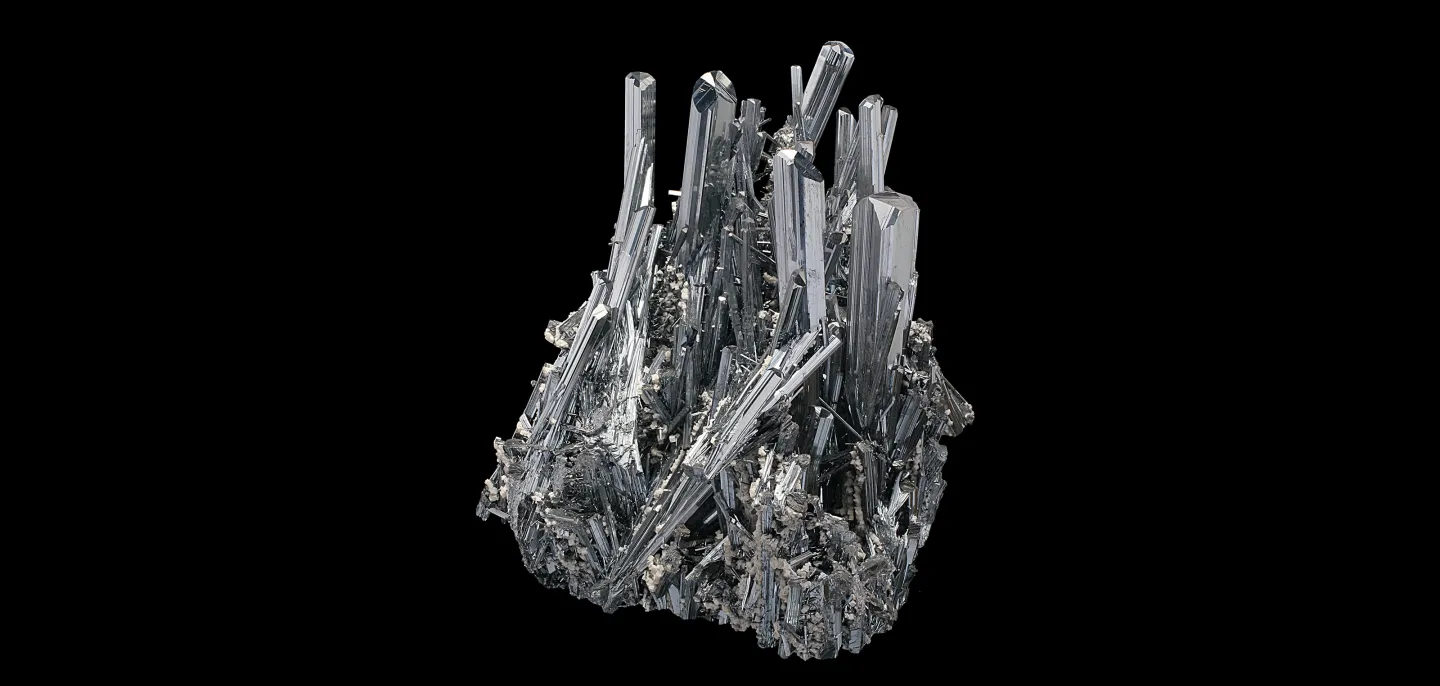 Assemblage de cristaux gris de Stibine ayant un éclat métallique (N° 200.259) © MNHN - L.-D. Bayle Assemblage de cristaux gris de Stibine sur fond noir