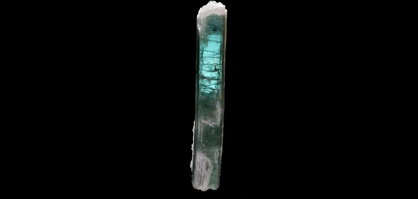 Cristal isolé de Zoïsite présentant un net pléochroïsme (N° 193.2) © MNHN - L.-D. Bayle Cristal isolé de Zoïsite sur fond noir
