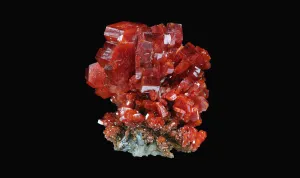 Cristaux de Vanadite rouge-orangés sur fond noir