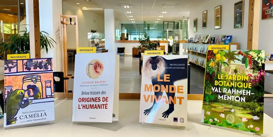 Des livres dans la Bibliothèque du Muséum