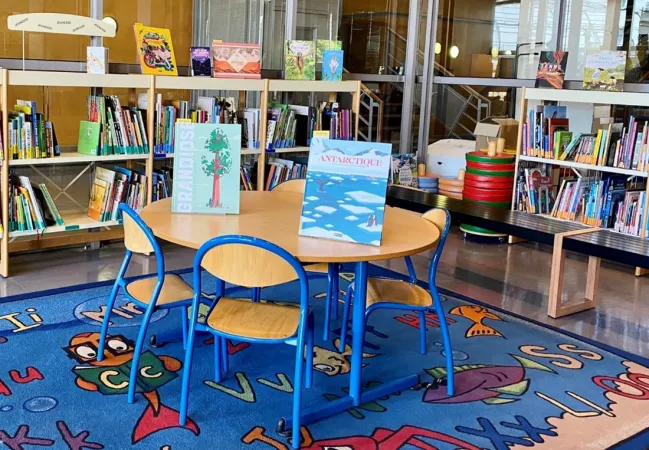 Table et ouvrages dans la Bibliothèque centrale du Muséum