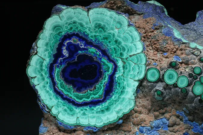 Zoom sur les couches concentriques de Malachite verte et d’Azurite bleu nuit