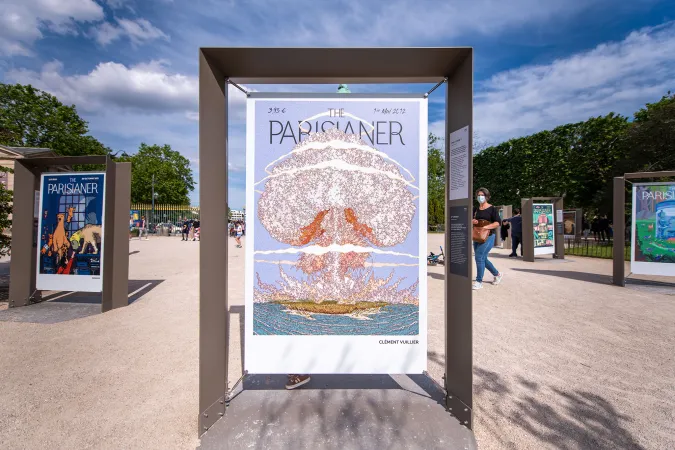 Photo de la couverture en grand format « Une 6e crise ? » créée par Clément Vuillier pour la revue imaginaire « The Parisianer », exposée au Jardin des Plantes