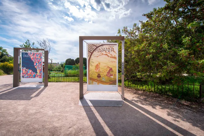 Photo de la couverture en grand format « L’humain, un animal parmi d’autres » créée par Keiji Yano pour la revue imaginaire « The Parisianer », exposée au Jardin des Plantes