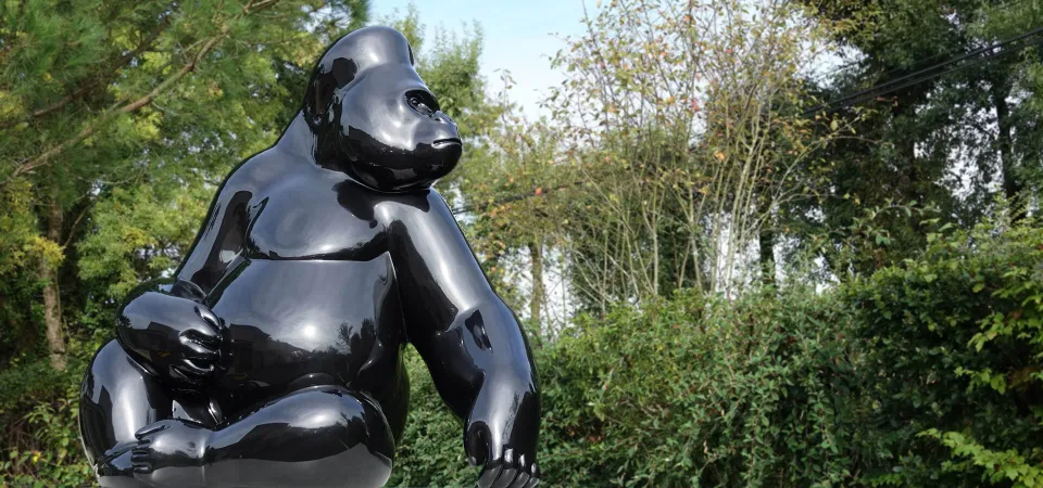 Photo d'une sculpture de gorille de Michel Bassompierre, exposée au Jardin des Plantes