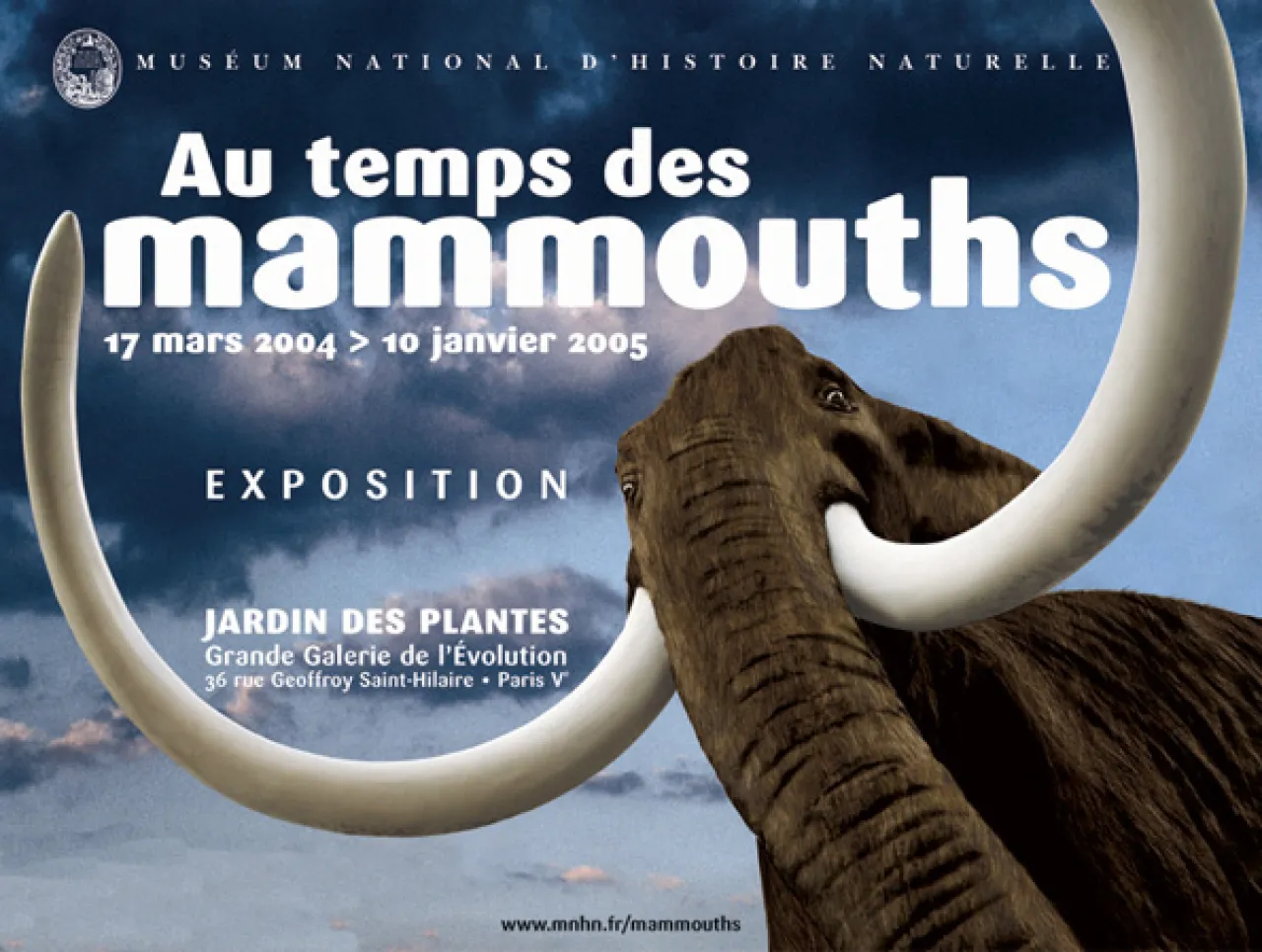 Affiche présentant une photo en contre plongée du mammouth Félix exposé au musée.