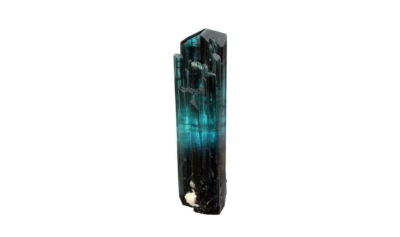 Cristal d’elbaïte de variété indicolite et de couleur bleu légèrement vert sur fond blanc