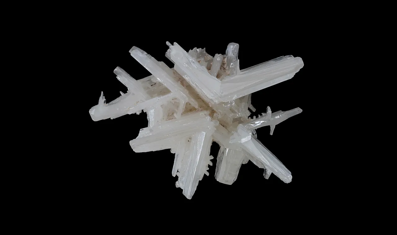 Cristal flottant de Cérusite blanche et maclée sur fond noir