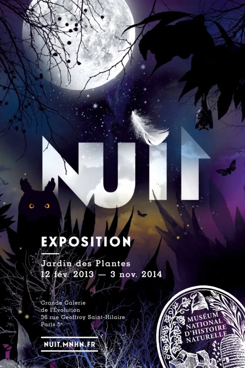 Affiche de l'exposition « Nuit » montrant un hibou, la lune, l'ombre des plantes.