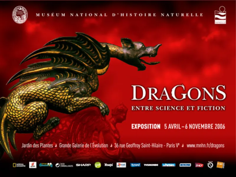 Affiche de l'exposition présentant une statuette de dragon sur fond rouge.