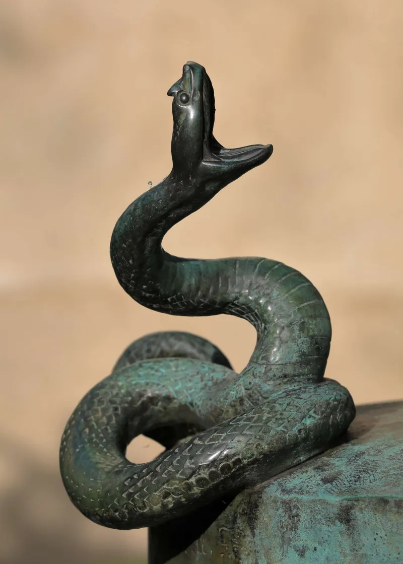 Statue charmeur de serpent