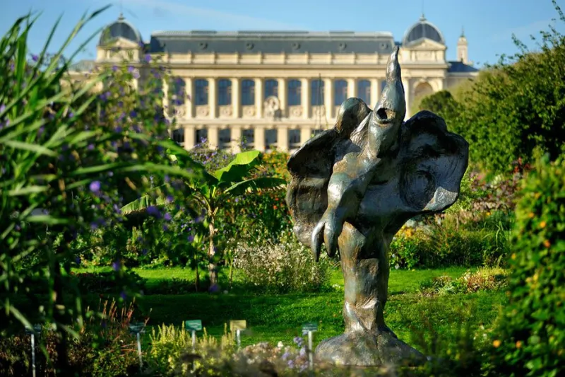 Sans titre (Frère de dieu). Une œuvre d'Erik Dietman, 2002. FIAC Hors les murs, Jardin des Plantes, 2013 © MNHN - F.-G. Grandin